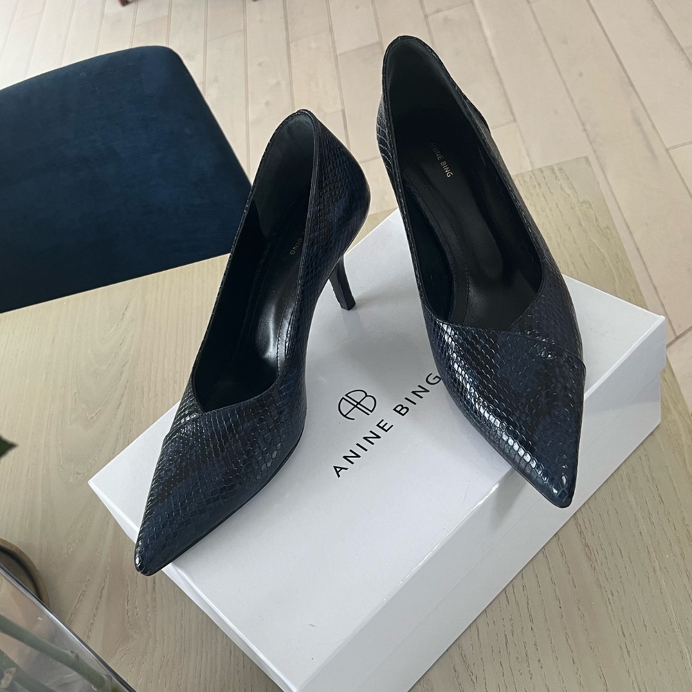 Devon snakeskin-effect pumps NWT